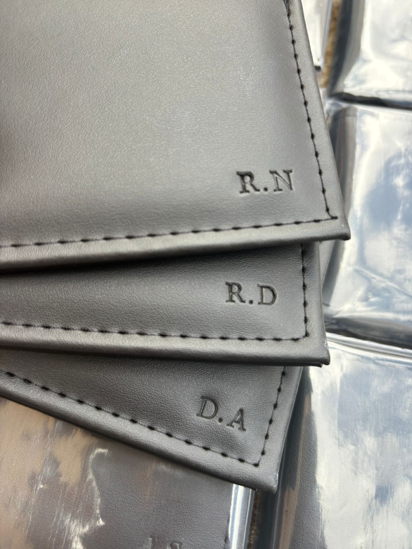 Carteira Masculina Slim Personalizada Com Iniciais Carimbo Baixo Relevo - Image 3